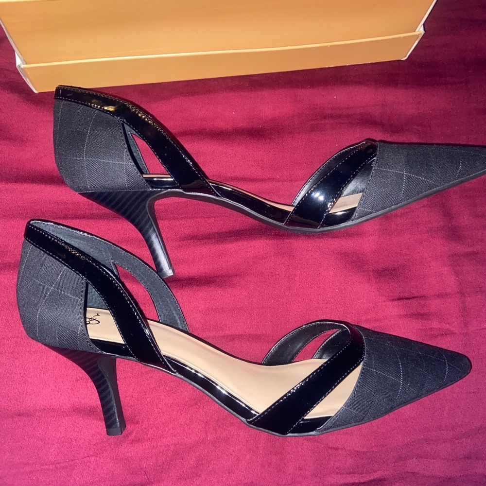 11m women’s shoes black and pinstripe